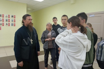 Зауральское село посетил священник и выставка православной литературы