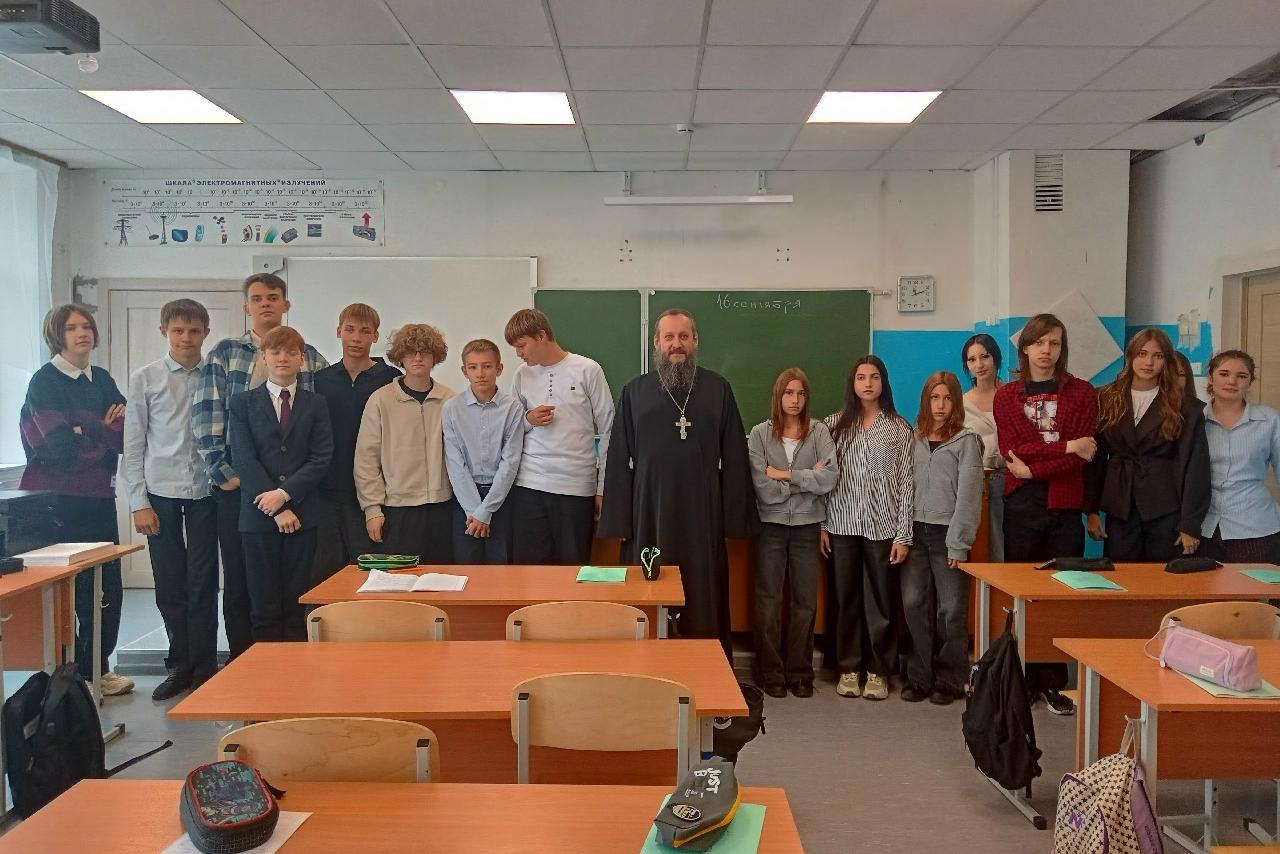 Священник провёл уроки семьеведения в курганской школе