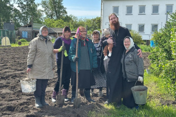 Зауральские прихожане высадили картофель на храмовом огороде