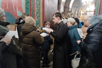 Курганские волонтёры просвещали пришедших в храмы на праздник Богоявления