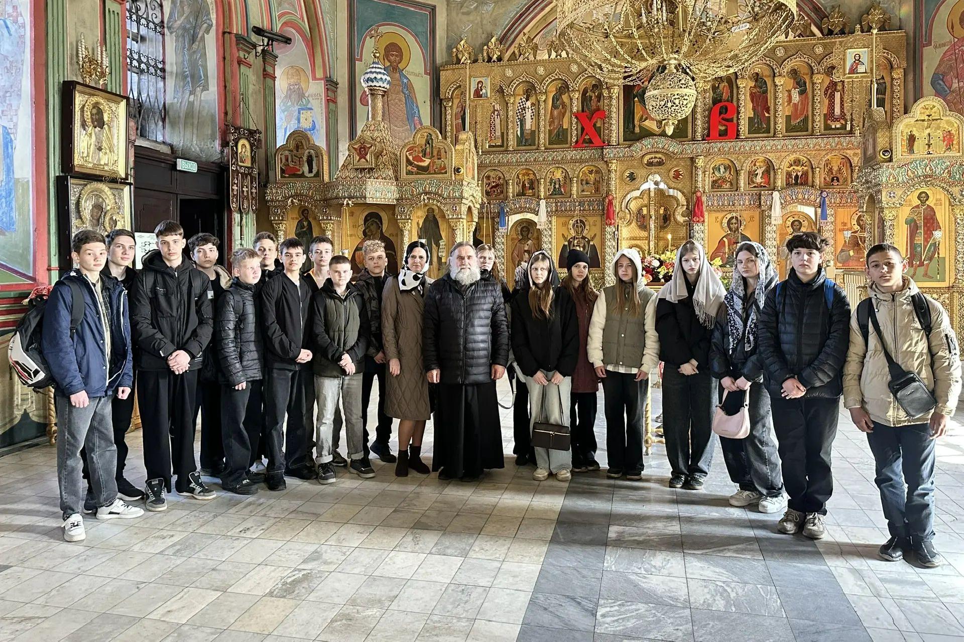 В Кургане школьники одной из зауральских школ в Светлую седмицу посетили собор и звонницу