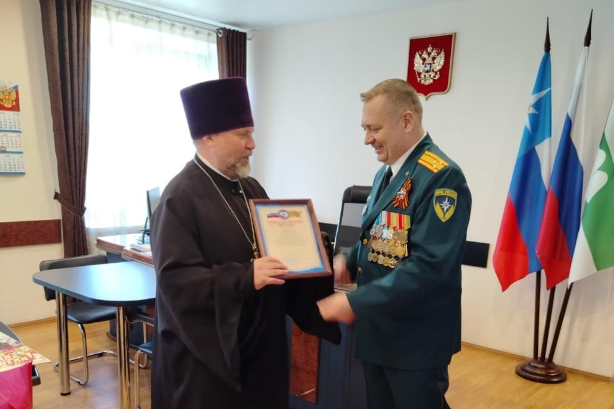В Кургане священник поздравил огнеборцев с профессиональным праздником
