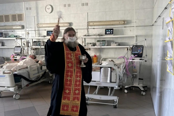 В реанимации Областной больницы священник помолился о здравии пациентов