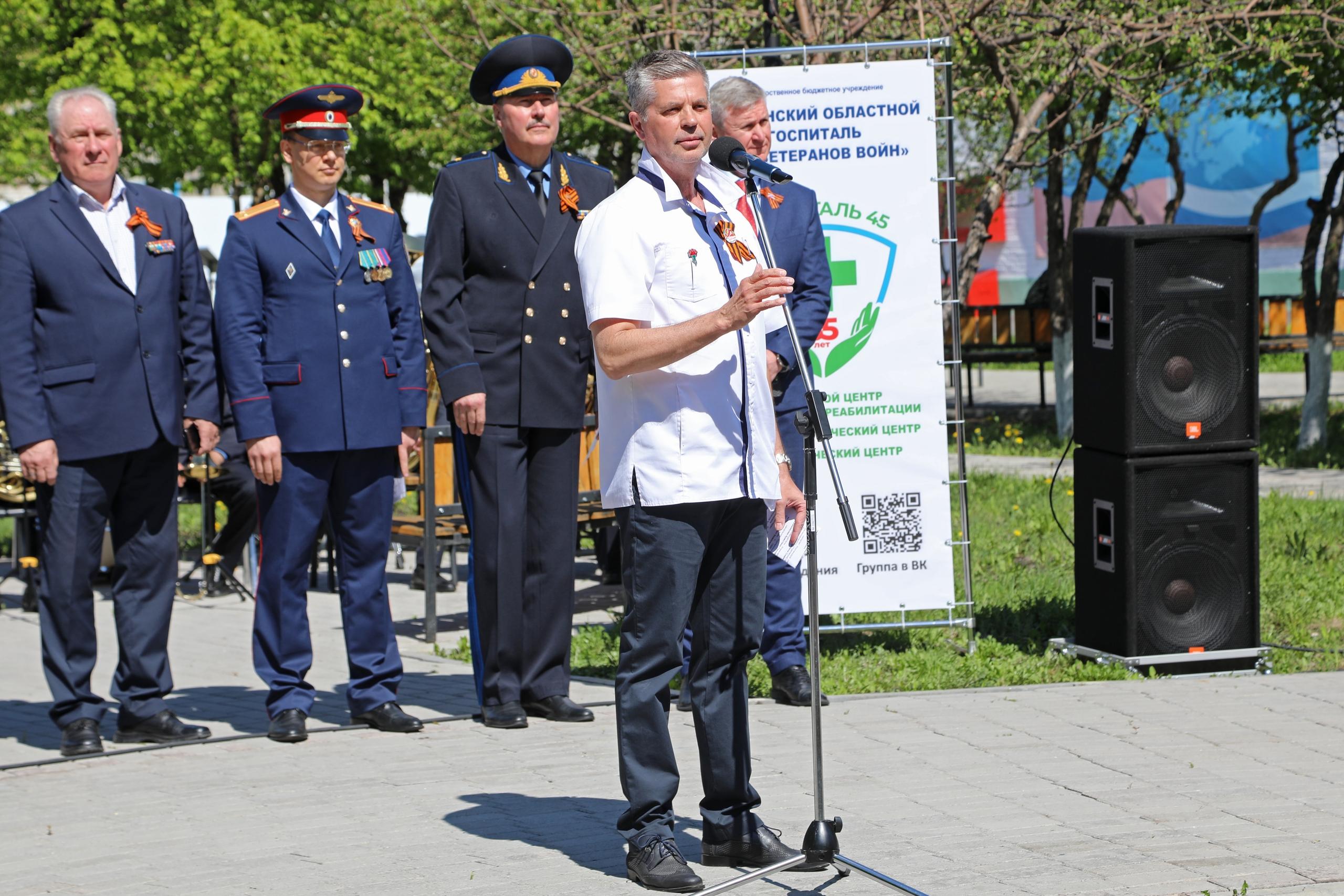 Курганский священник принял участие в митинге в областном госпитале для ветеранов