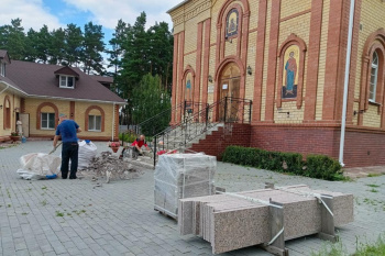 В Кетовском храме завершились работы по обновлению центрального крыльца