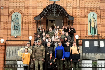 В Кургане представители Росгвардии и подшефные школьники навели порядок на территории Пантелеимоновского храма