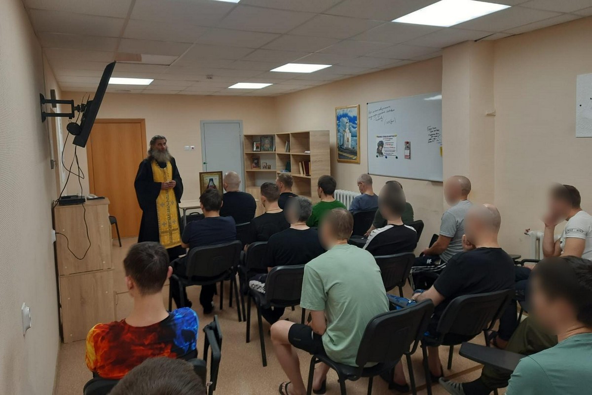 Руководитель тюремного отдела Курганской епархии совершил молебен для осуждённых сотрудников Курганприбора
