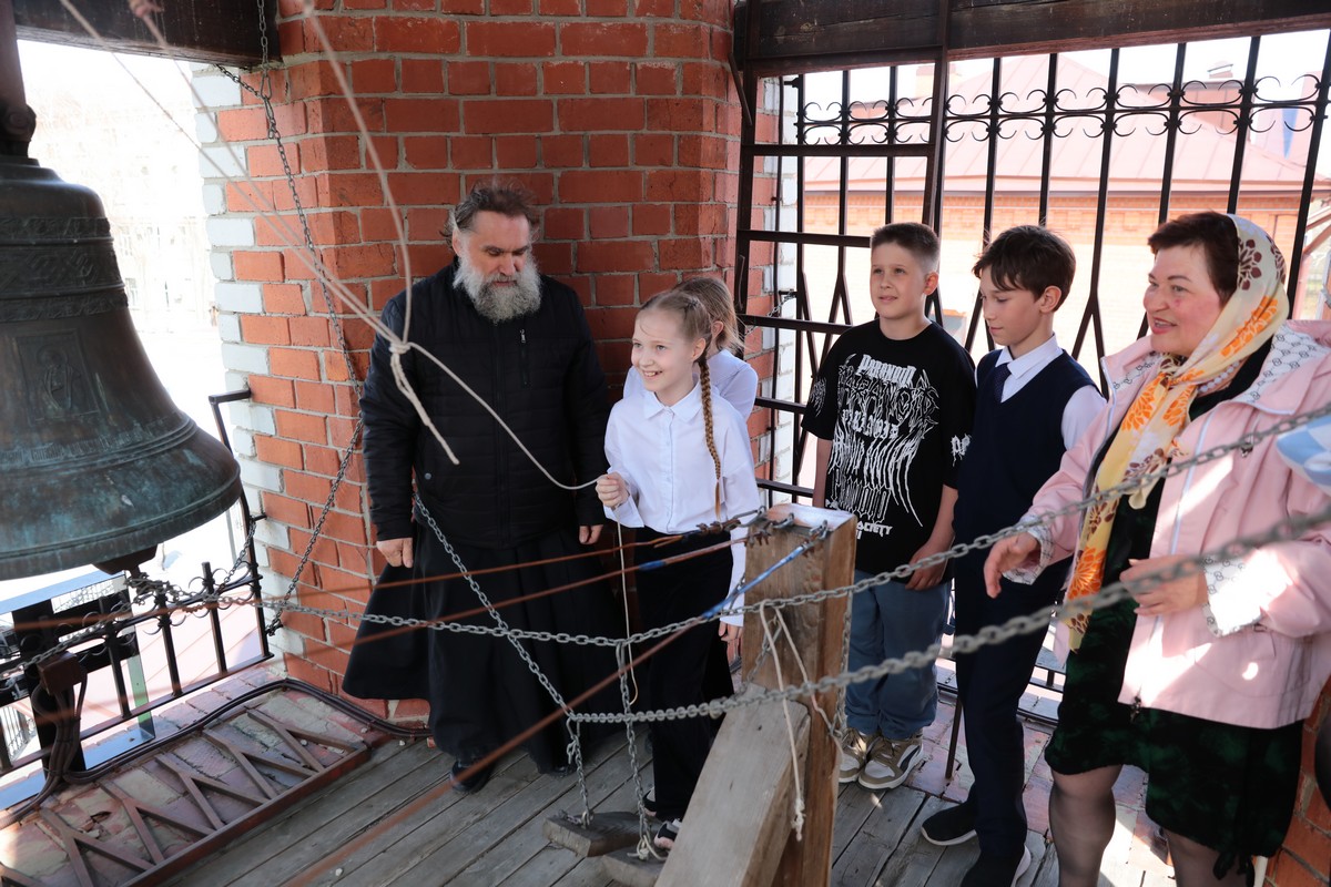 На Светлой седмице школьники Кургана посетили колокольню