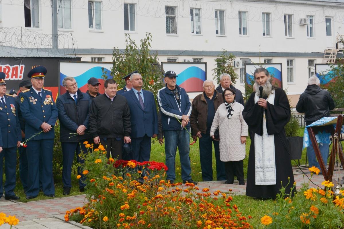 В Кургане священник совершил молебен возле стелы в сквере ветеранов уголовно-исполнительной системы