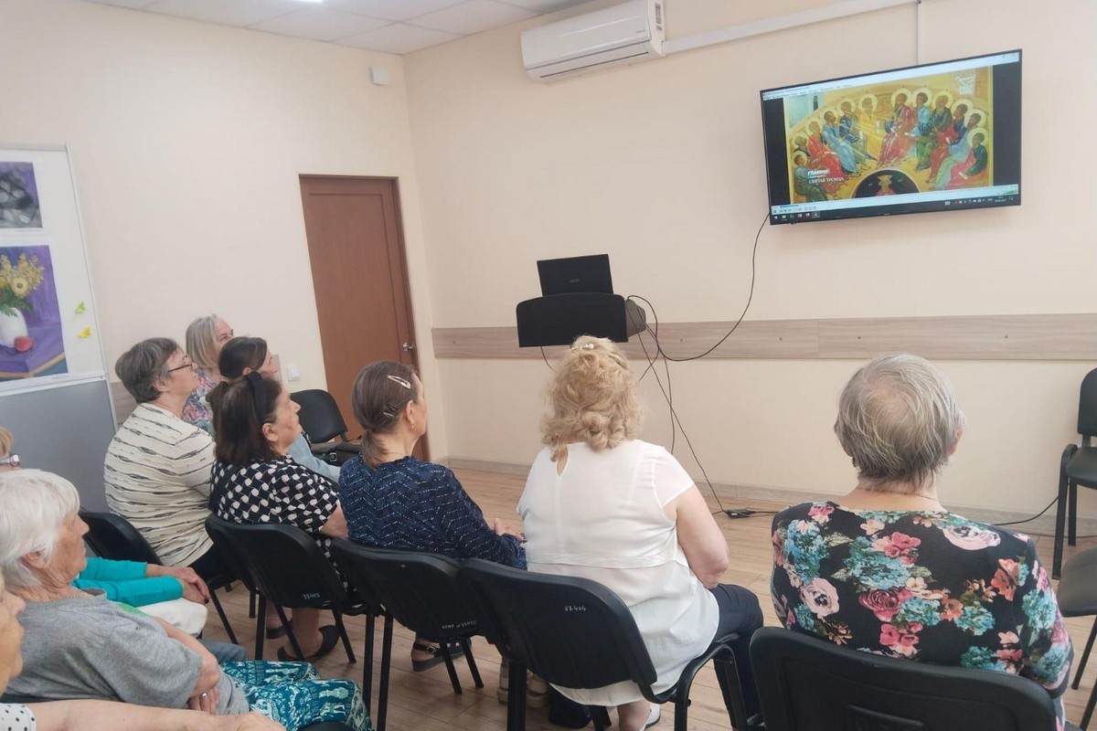 Пенсионеры Кургана посмотрели фильм о Троице
