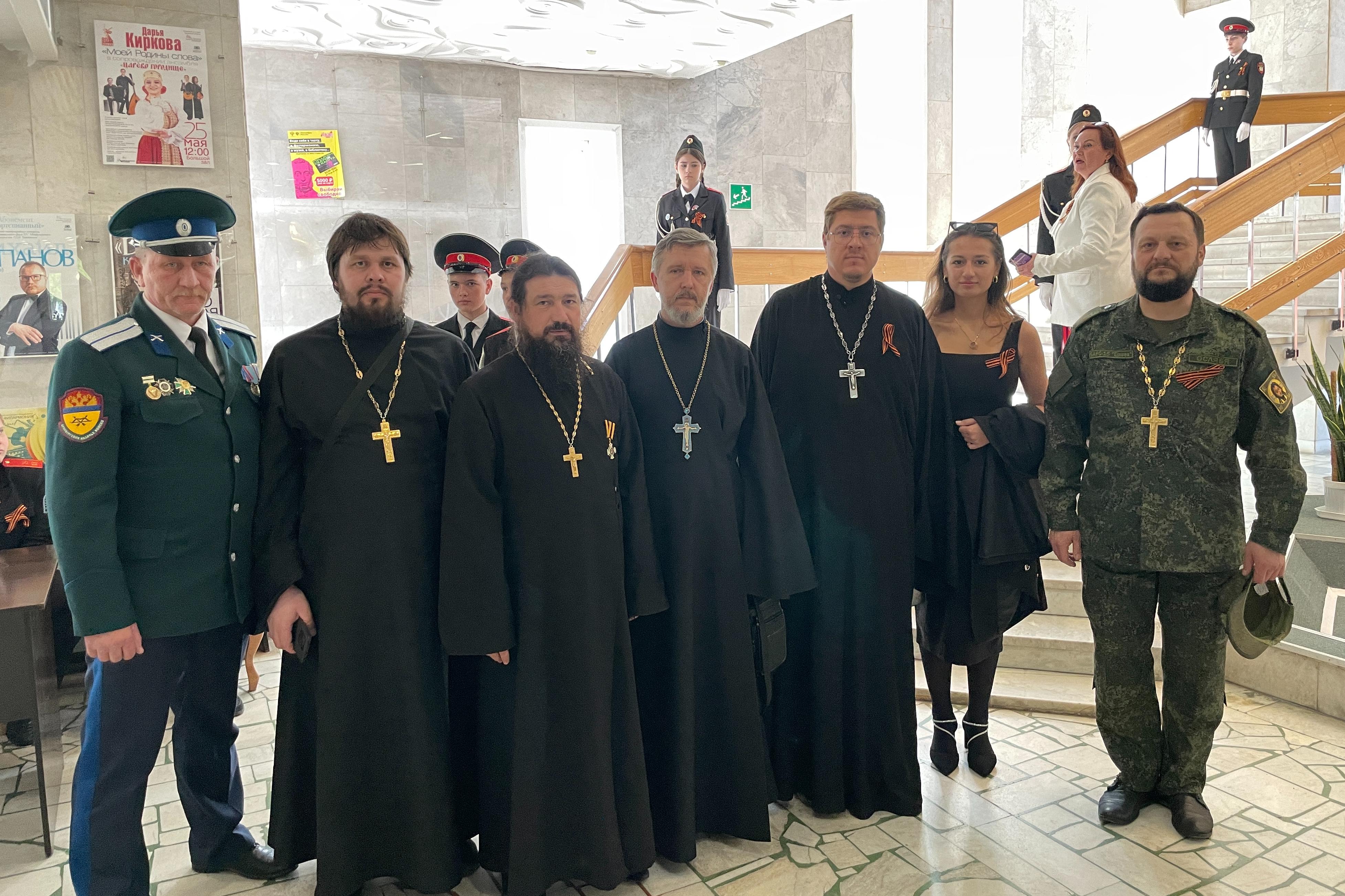 Курганские священники побывали на праздничном концерте «Время Победы! Время Героев!»