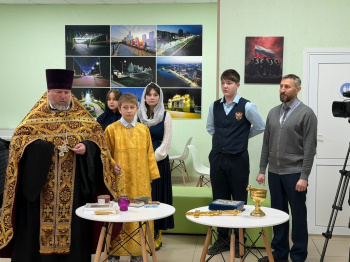 Накануне Пасхи находящимся на излечении воинам были вручены иконки и освященные куличи