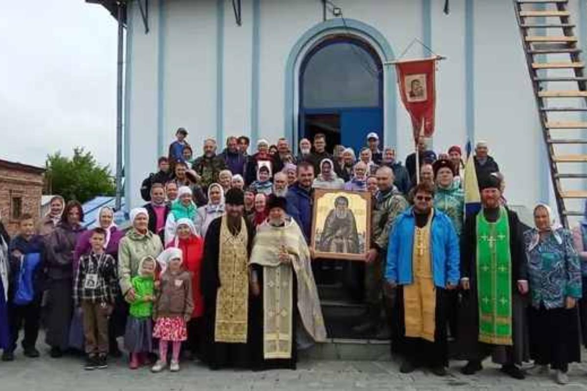Представители курганского храма во главе с настоятелем в 22-й раз приняли участие в крестном ходе в честь преподобного Далмата Исетского