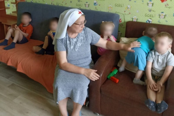 В Кургане сестра милосердия Свято-Троицкого прихода помогла в уходе за малышами из ОСРЦ