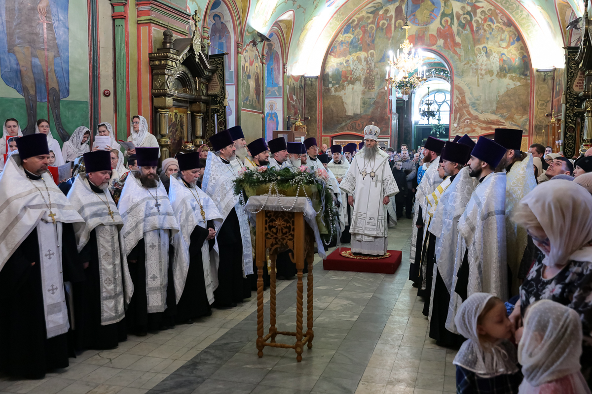 После Рождественской вечерни митрополит Даниил поздравил детей с радостным праздником
