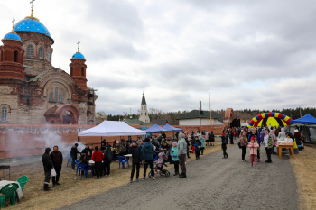 Глава Курганской митрополии принял участие в пасхальном празднике у стен женской обители