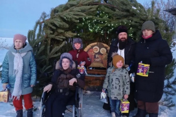 В Рождество священник из села Половинное побывал на концерте и встречал в храме юных гостей