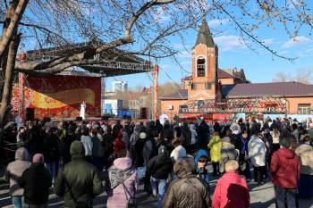 В Пасху возле кафедрального собора в Кургане состоялся  праздничный концерт