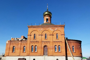 У строящегося храма в Половинном появились окна