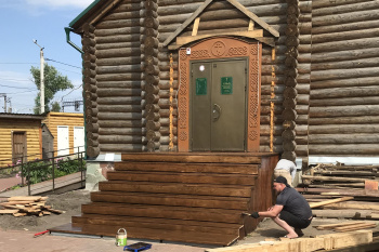 В Курганском храме меняют крыльцо