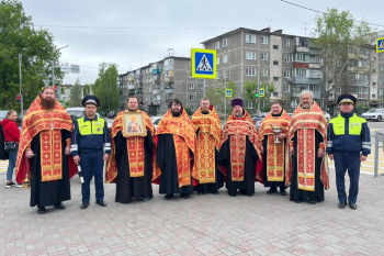 В Кургане священники совершили молебен святителю Николаю Чудотворцу на аварийном перекрестке