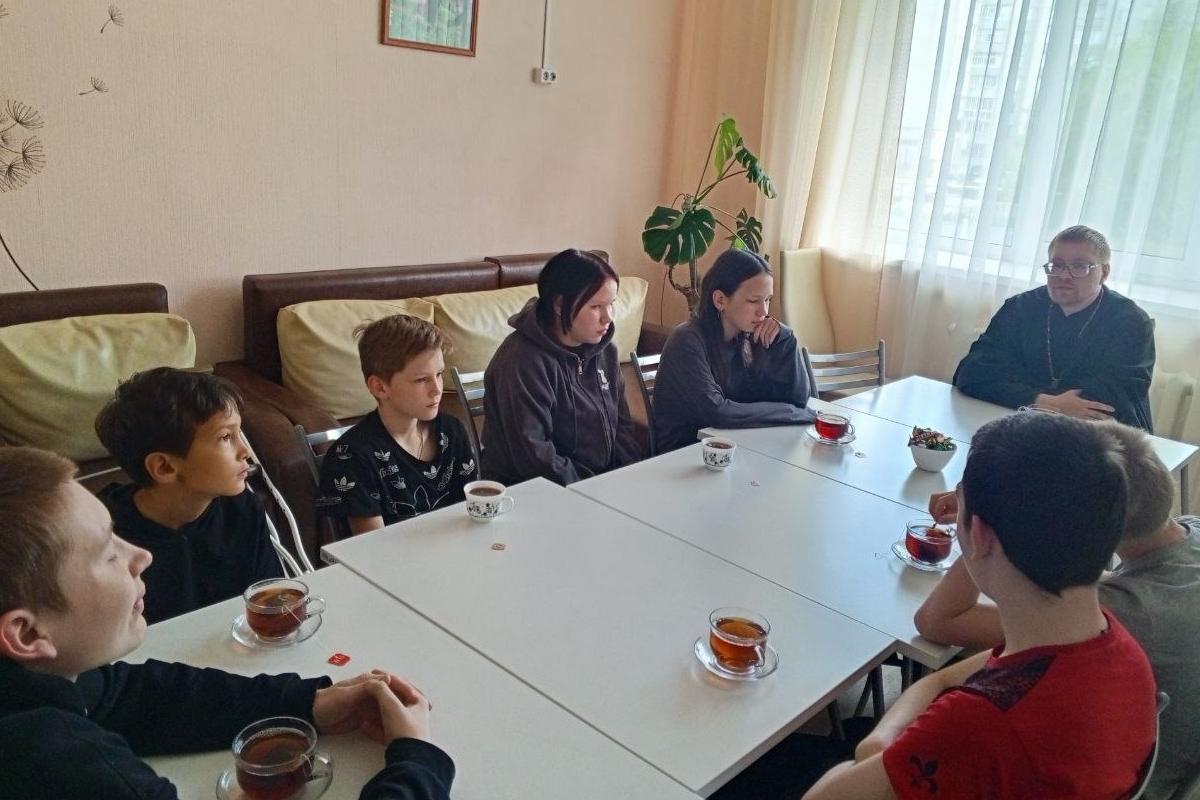 Курганский священник встретился с воспитанниками ОСРЦ на «Православном часе»