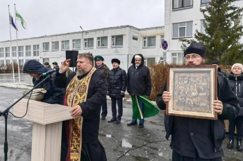 Курганские священники благословили парней, призванных в военно-космические и сухопутные войска