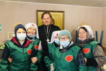 В курганском сквере милосердия священники проводят беседы с нуждающимися