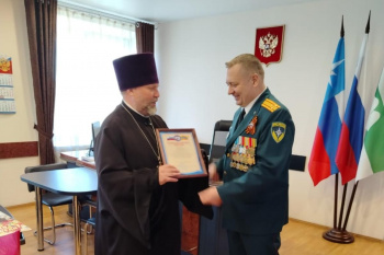 В Кургане священник поздравил огнеборцев с профессиональным праздником