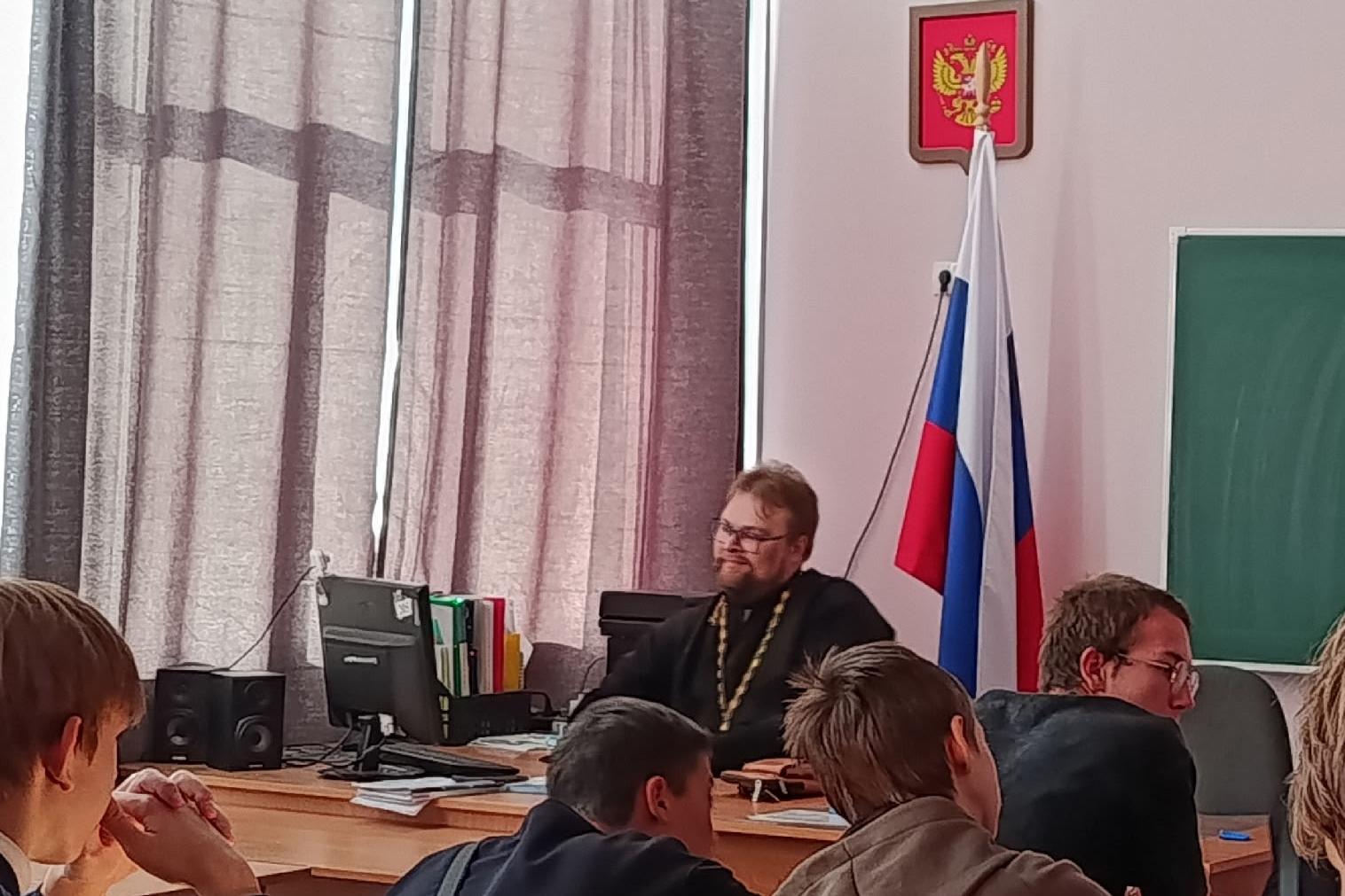 В Кургане священник вместе со школьниками принял участие в киноакции