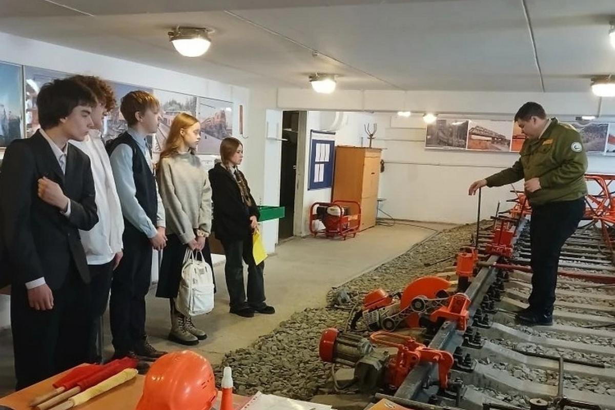 Православные гимназисты побывали на профориентации в Курганском институте  железнодорожного транспорта