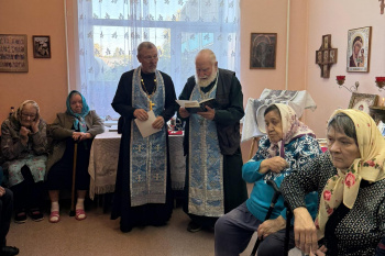 Курганские священники причастили проживающих в доме-интернате