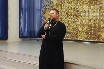 Почетным гостем Центра образования в День знаний стал курганский священник