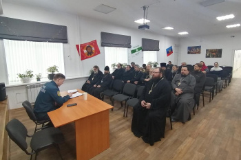 В Кургане священники встретились со специалистом МЧС