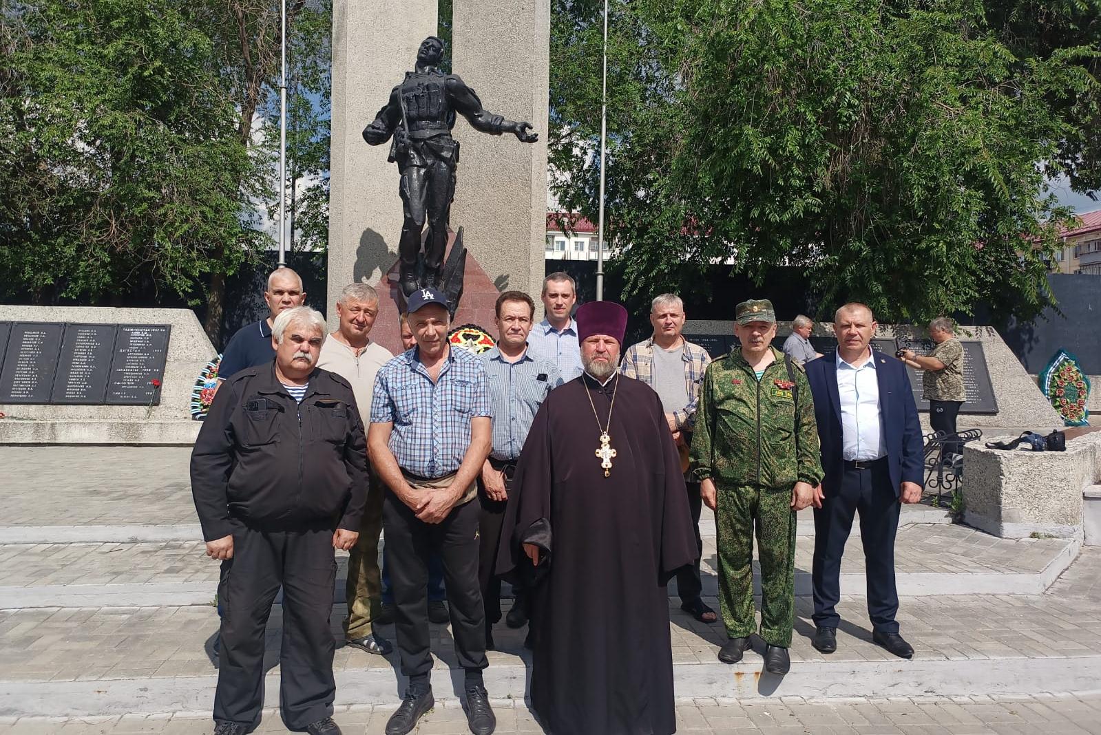 Курганский священник почтил память ветеранов локальных конфликтов