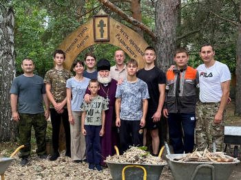 Волонтёры фонда «Святая Русь» следят за территорией храма в КГСХА