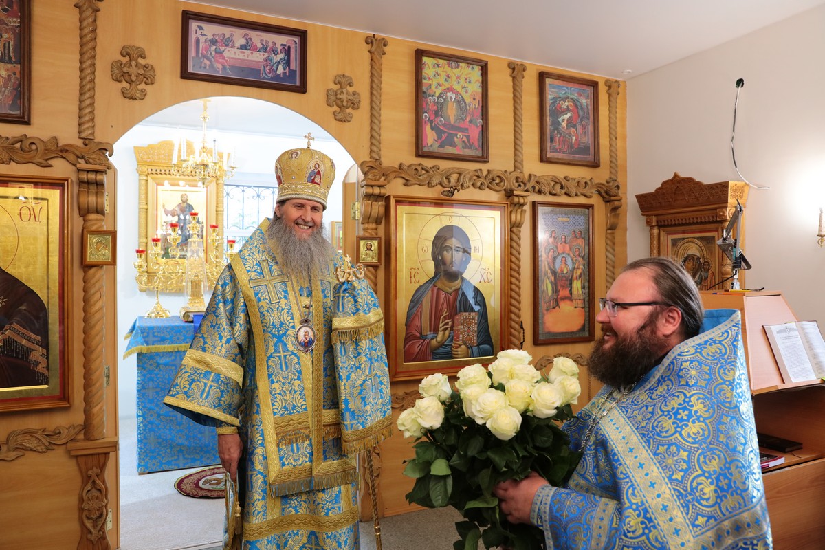 Митрополит Даниил совершил богослужение в Троицком храме Кургана