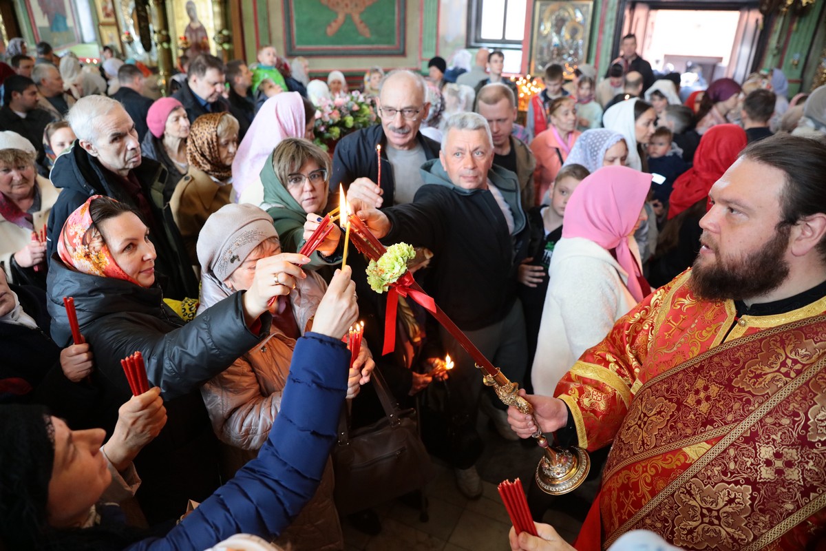 В главном соборе Кургана началась раздача Благодатного огня