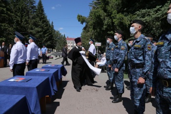Курганский священник поздравил судебных приставов с новыми званиями и наградами