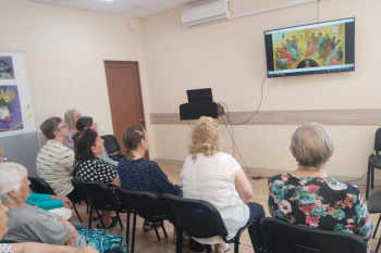 Пенсионеры Кургана посмотрели фильм о Троице