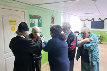 В Кургане Центр адаптации бездомных посетили священник и сестры милосердия