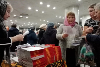 В Кургане зрители фестиваля «В семье большой, в семье единой» получили миссионерские листовки