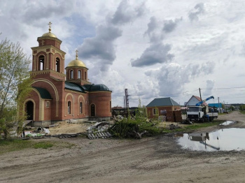 В Глядянском на субботнике убрали временный забор вокруг строящегося храма