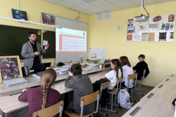 Как действовать в чрезвычайных ситуациях? Уроки на эту тему провёл в курганской школе куратор проекта «Стратег»