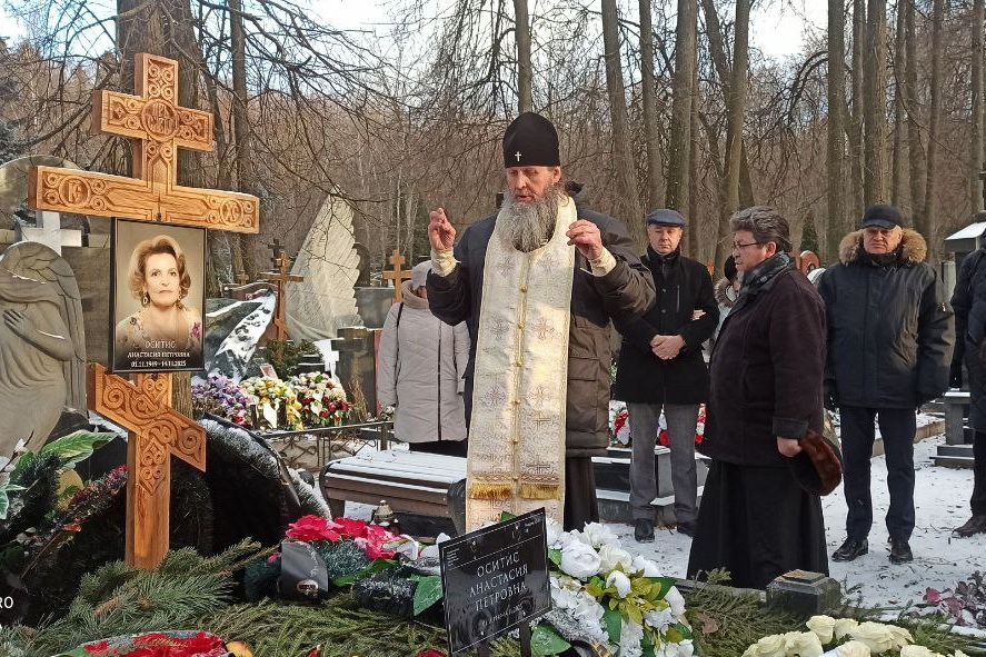 Митрополит Даниил в 40-й день со дня кончины Анастасии Оситис совершил Литургию и литию в Москве
