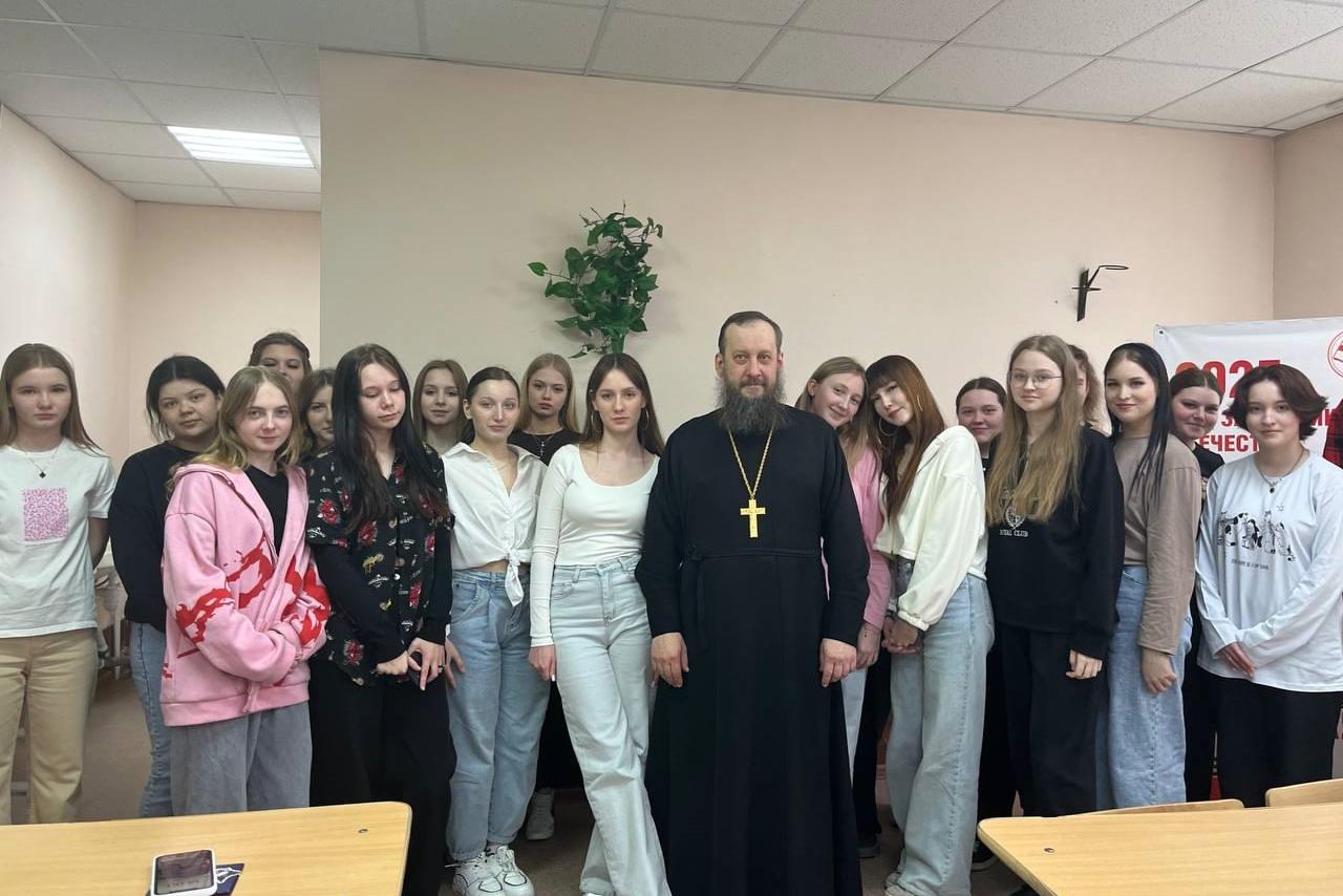 В Кургане священник Александро-Невского собора посетил Курганский техникум сервиса и технологий