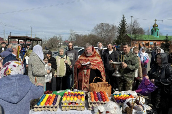 В Кургане возле православного храма в праздник Пасхи собрались люди разных национальностей