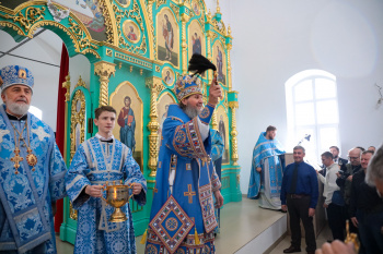 В возрожденном храме Чимеевского монастыря прошла первая архиерейская Литургия и освящение нового иконостаса