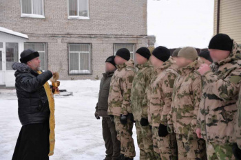 Курганский священник совершил молебен для росгвардейцев