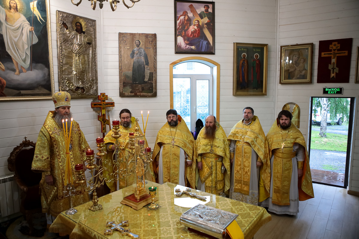 В храме микрорайона Смолино прошла архиерейская Литургия